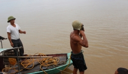 Chùm ảnh: Thợ lặn mò sâu tìm các phần thi thể chị Huyền